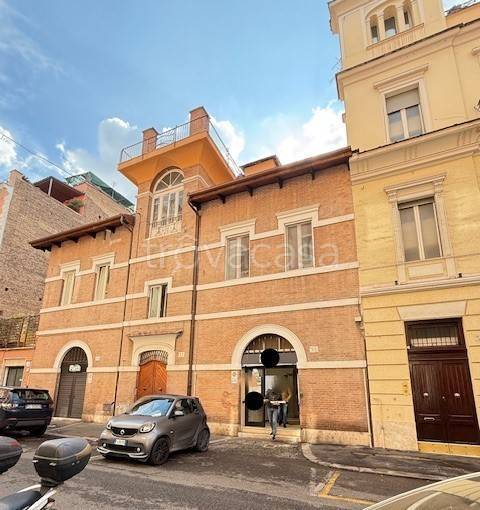negozio in vendita a Roma in zona Celio