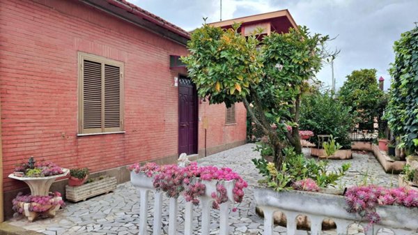 casa indipendente in vendita a Roma in zona Finocchio