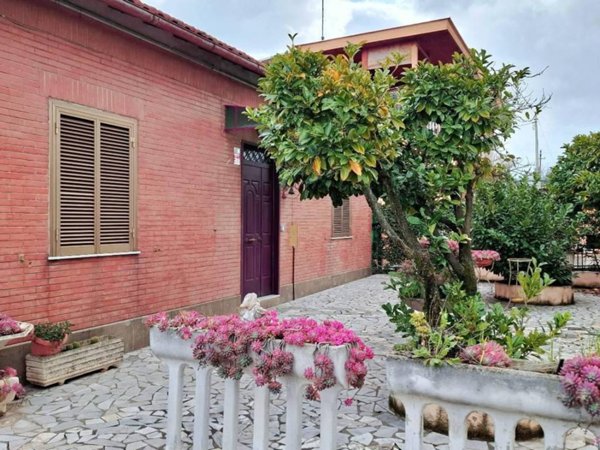 casa indipendente in vendita a Roma in zona Finocchio