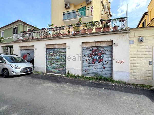 locale commerciale in vendita a Roma in zona Primavalle