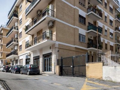 negozio in vendita a Roma in zona Portuense