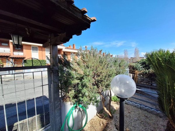 casa indipendente in vendita a Roma in zona Lunghezza