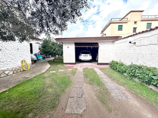 casa indipendente in vendita a Roma in zona Ostia