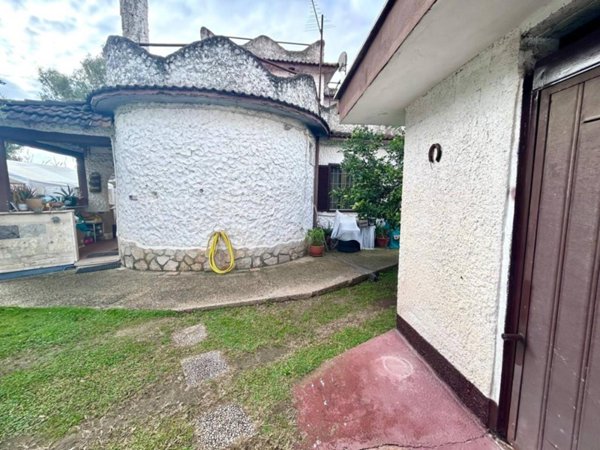 casa indipendente in vendita a Roma in zona Ostia