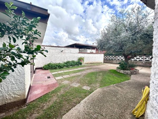casa indipendente in vendita a Roma in zona Ostia