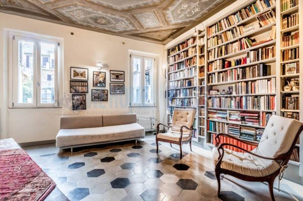 appartamento in vendita a Roma in zona Trevi-Colonna