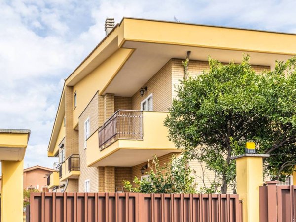 casa indipendente in vendita a Roma in zona Romanina