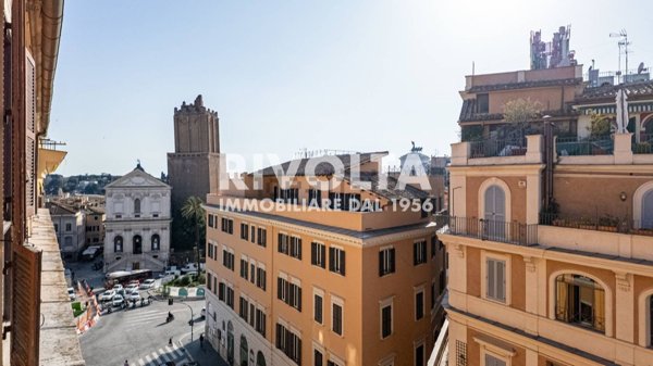 appartamento in vendita a Roma in zona Trevi-Colonna
