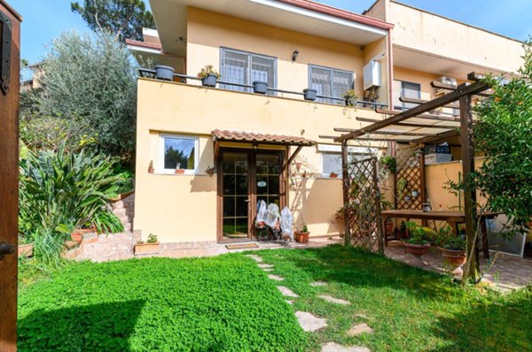 casa indipendente in vendita a Roma in zona Acilia