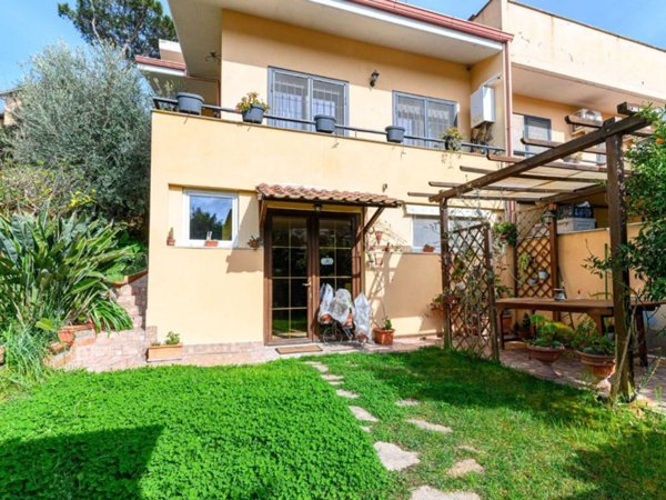 casa indipendente in vendita a Roma in zona Acilia
