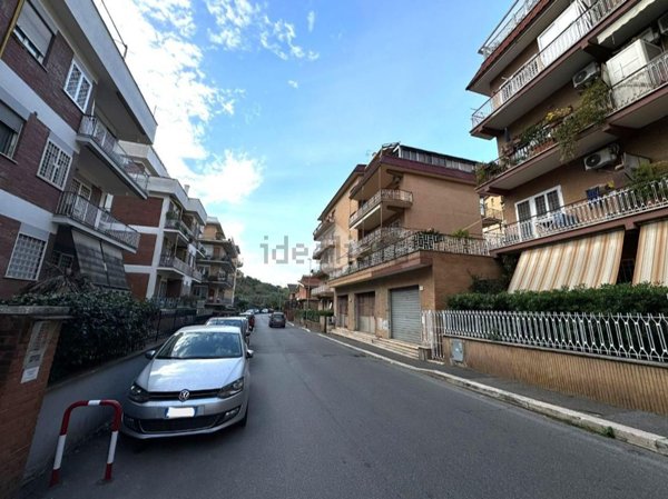 locale commerciale in vendita a Roma in zona Corviale