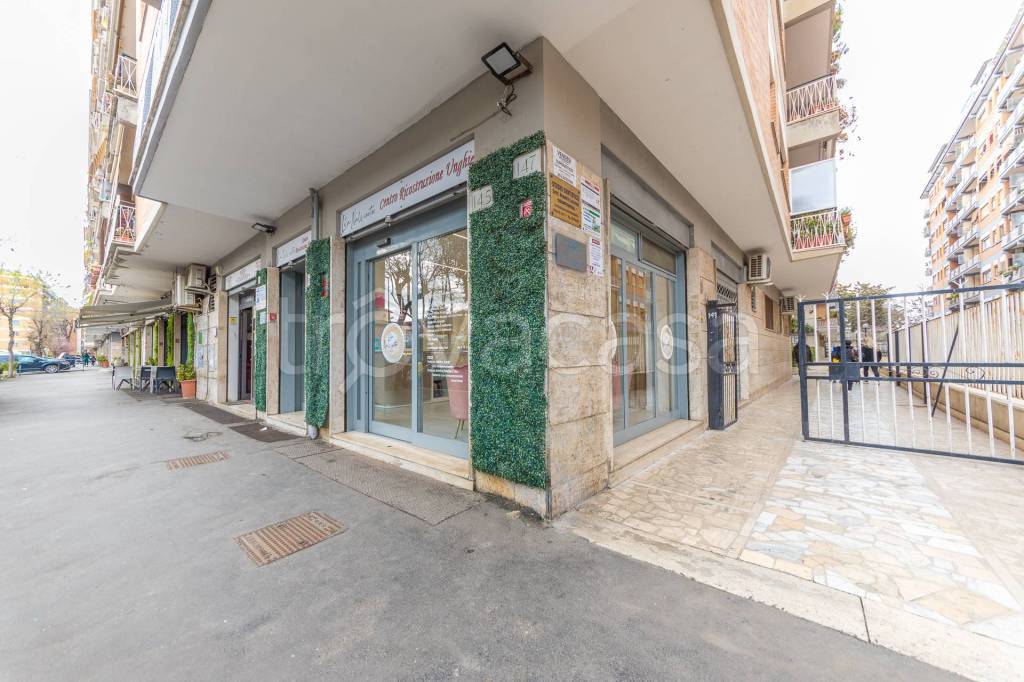 negozio in vendita a Roma in zona Tuscolano