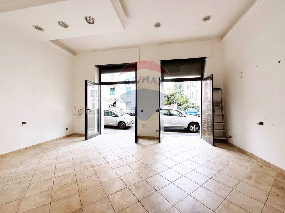 negozio in vendita a Roma in zona Collatino