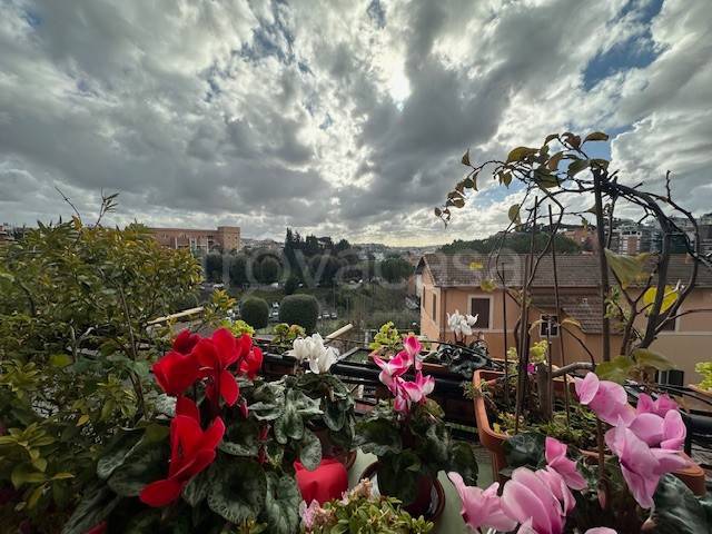 appartamento in vendita a Roma in zona Tor di Quinto