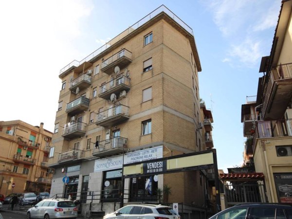 negozio in vendita a Roma in zona Torre Angela