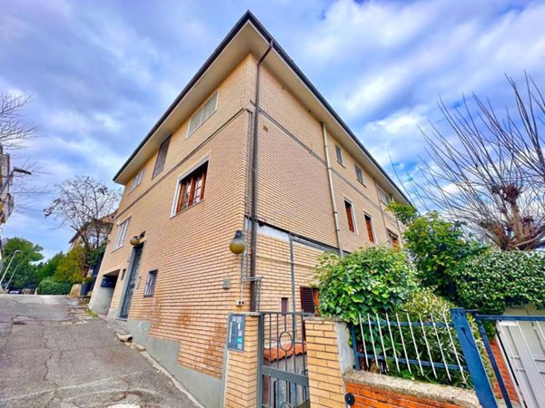appartamento in vendita a Roma in zona Tomba di Nerone