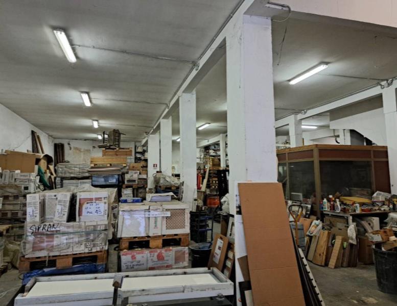 locale commerciale in vendita a Roma in zona Tuscolano