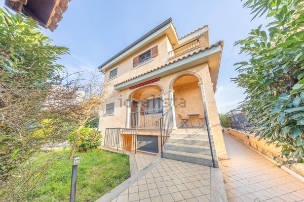 casa indipendente in vendita a Roma in zona Castelverde