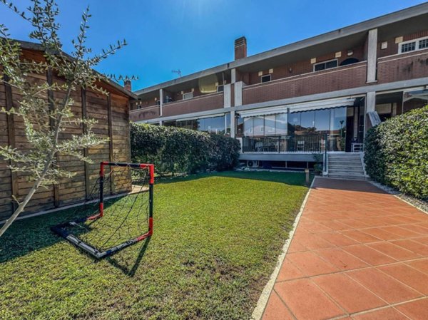 casa indipendente in vendita a Roma in zona Infernetto