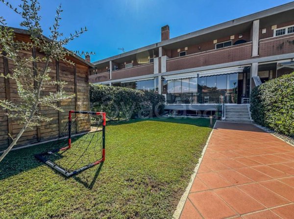 casa indipendente in vendita a Roma in zona Infernetto