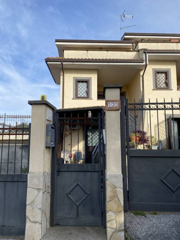 casa indipendente in vendita a Roma in zona Valle Muricana