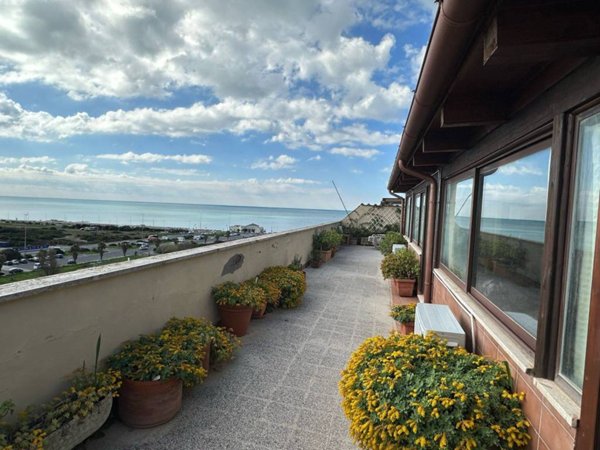 appartamento in vendita a Roma in zona Lido di Castel Fusano