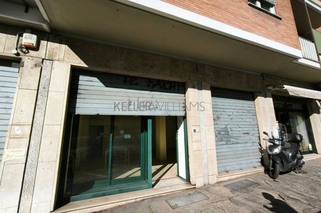 locale commerciale in vendita a Roma in zona Torrevecchia