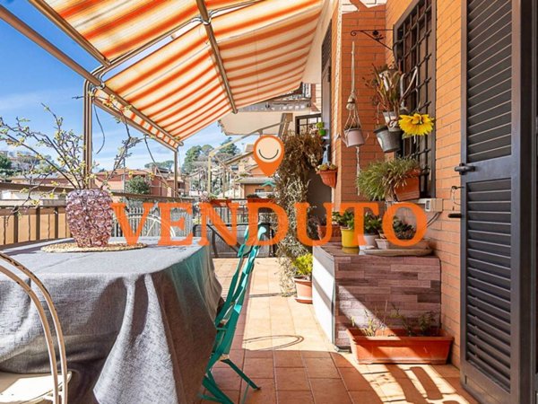 appartamento in vendita a Roma in zona Pantan Monastero