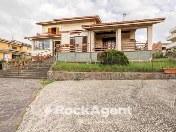 casa indipendente in vendita a Roma in zona Valle Muricana
