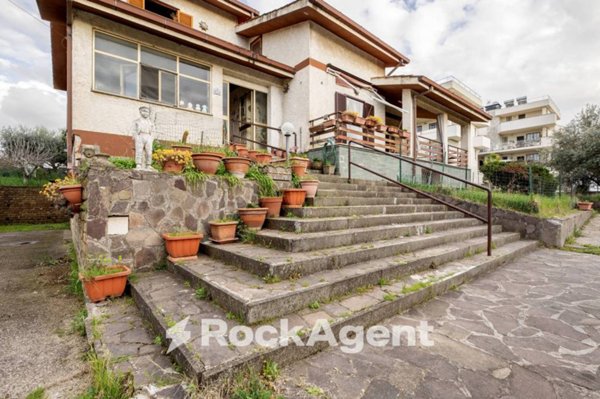 casa indipendente in vendita a Roma in zona Valle Muricana