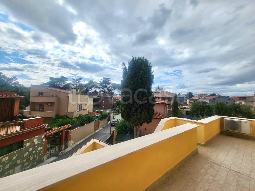 appartamento in vendita a Roma in zona Appio Pignatelli