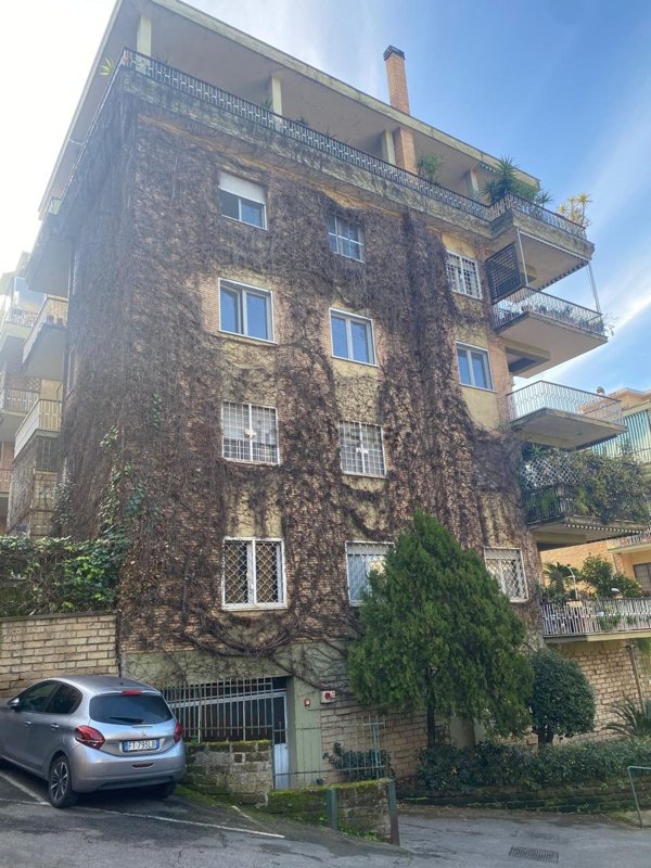 appartamento in vendita a Roma in zona Tomba di Nerone