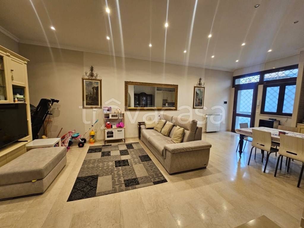 casa indipendente in vendita a Roma in zona Massimina/Casal Lumbroso