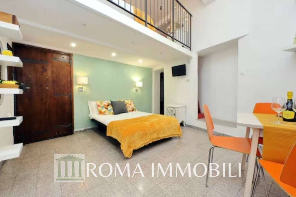 negozio in vendita a Roma in zona Rione Regola