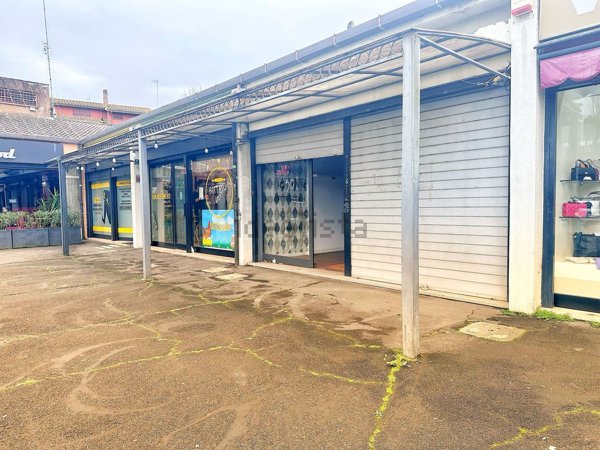 locale commerciale in vendita a Roma in zona La Storta