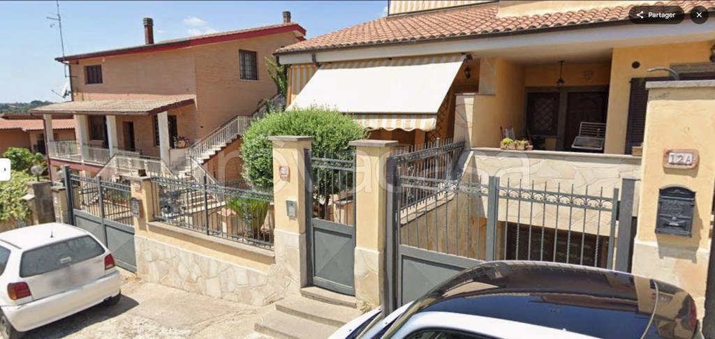 appartamento in vendita a Roma in zona Valle Muricana