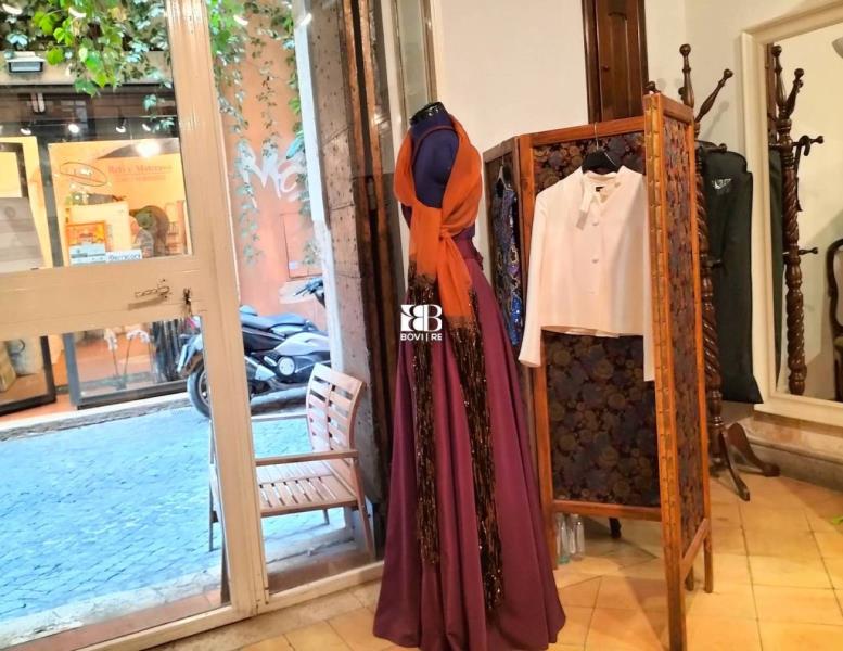 negozio in vendita a Roma in zona Rione Regola