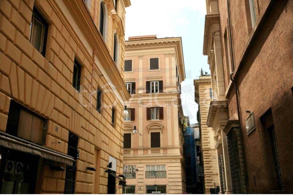 appartamento in vendita a Roma in zona Rione Regola