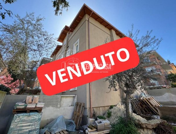 appartamento in vendita a Roma in zona Tomba di Nerone