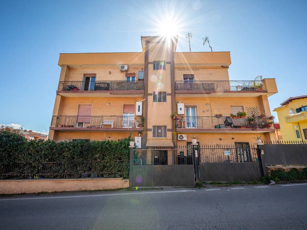 appartamento in vendita a Roma in zona Lunghezza