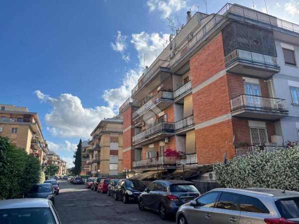 locale commerciale in vendita a Roma in zona Torrevecchia