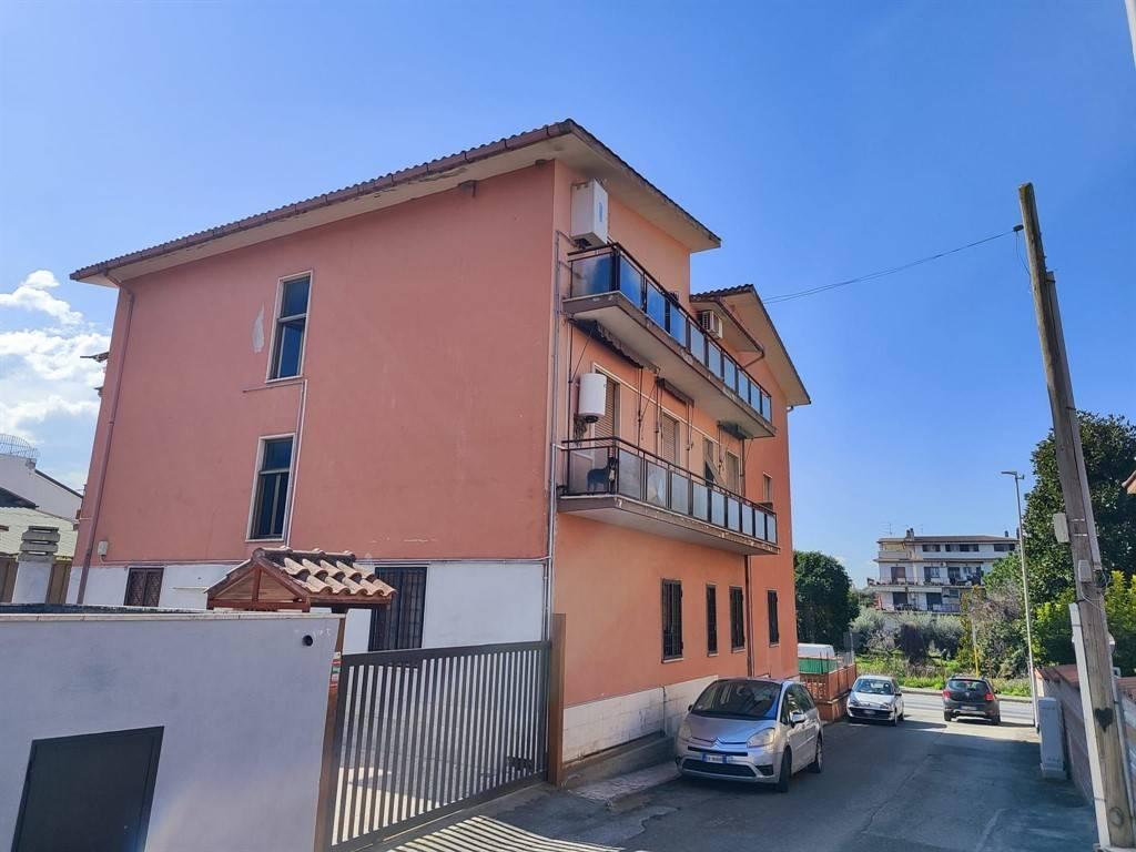 appartamento in vendita a Roma in zona Lunghezza