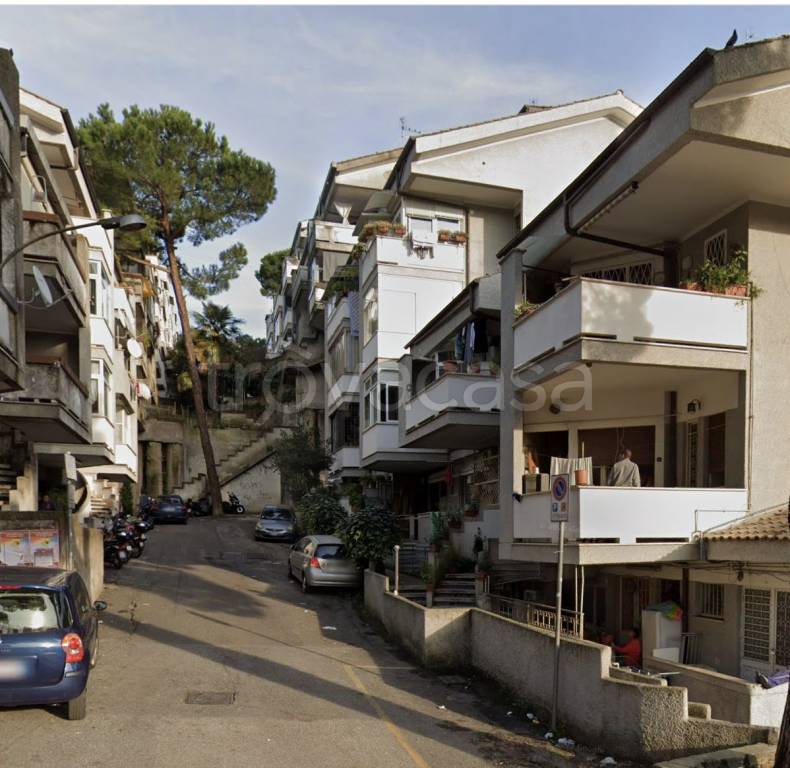 appartamento in vendita a Roma in zona Tomba di Nerone
