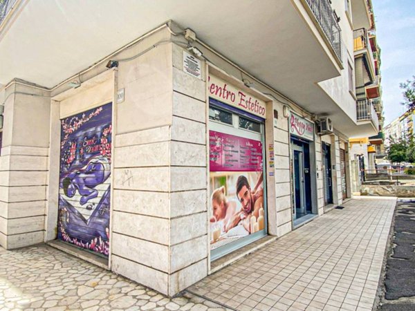 locale commerciale in vendita a Roma in zona Cinecittà