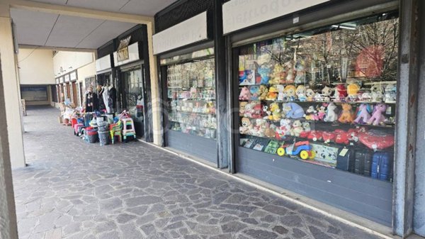 negozio in vendita a Roma in zona Spinaceto