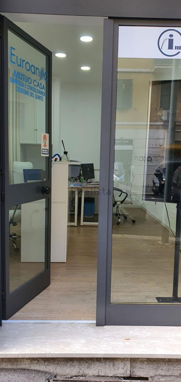 locale commerciale in vendita a Roma in zona Tuscolano