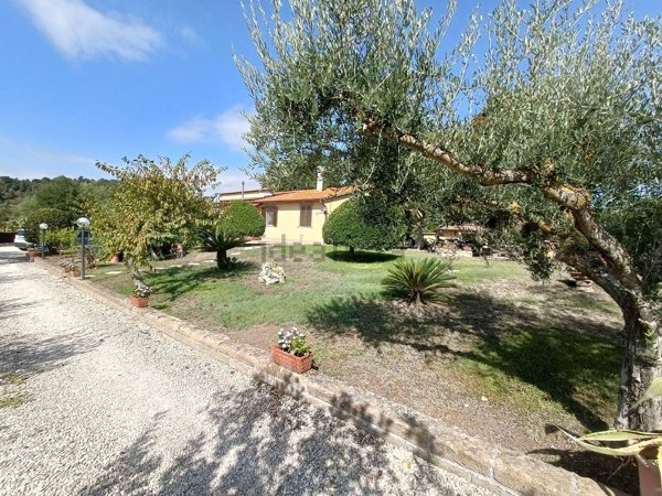 casa indipendente in vendita a Roma in zona Osteria Nuova