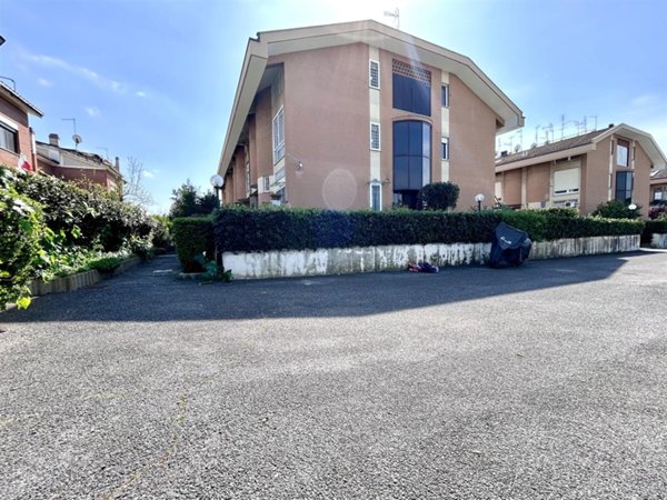 appartamento in vendita a Roma in zona Axa