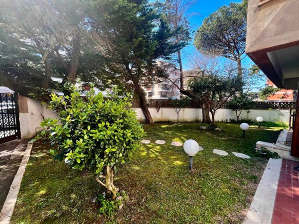 appartamento in vendita a Roma in zona Ostia