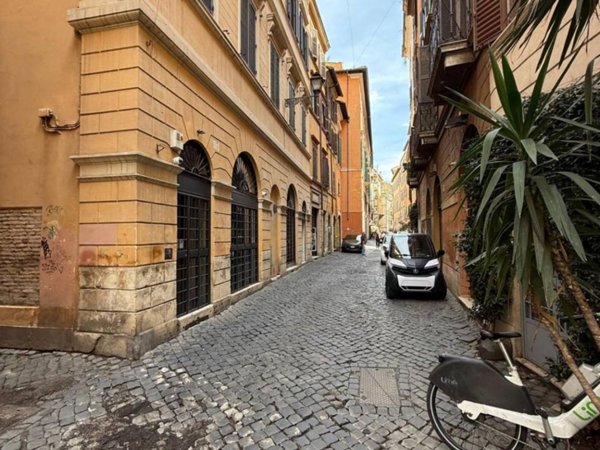 appartamento in vendita a Roma in zona Parione/Sant'Eustachio
